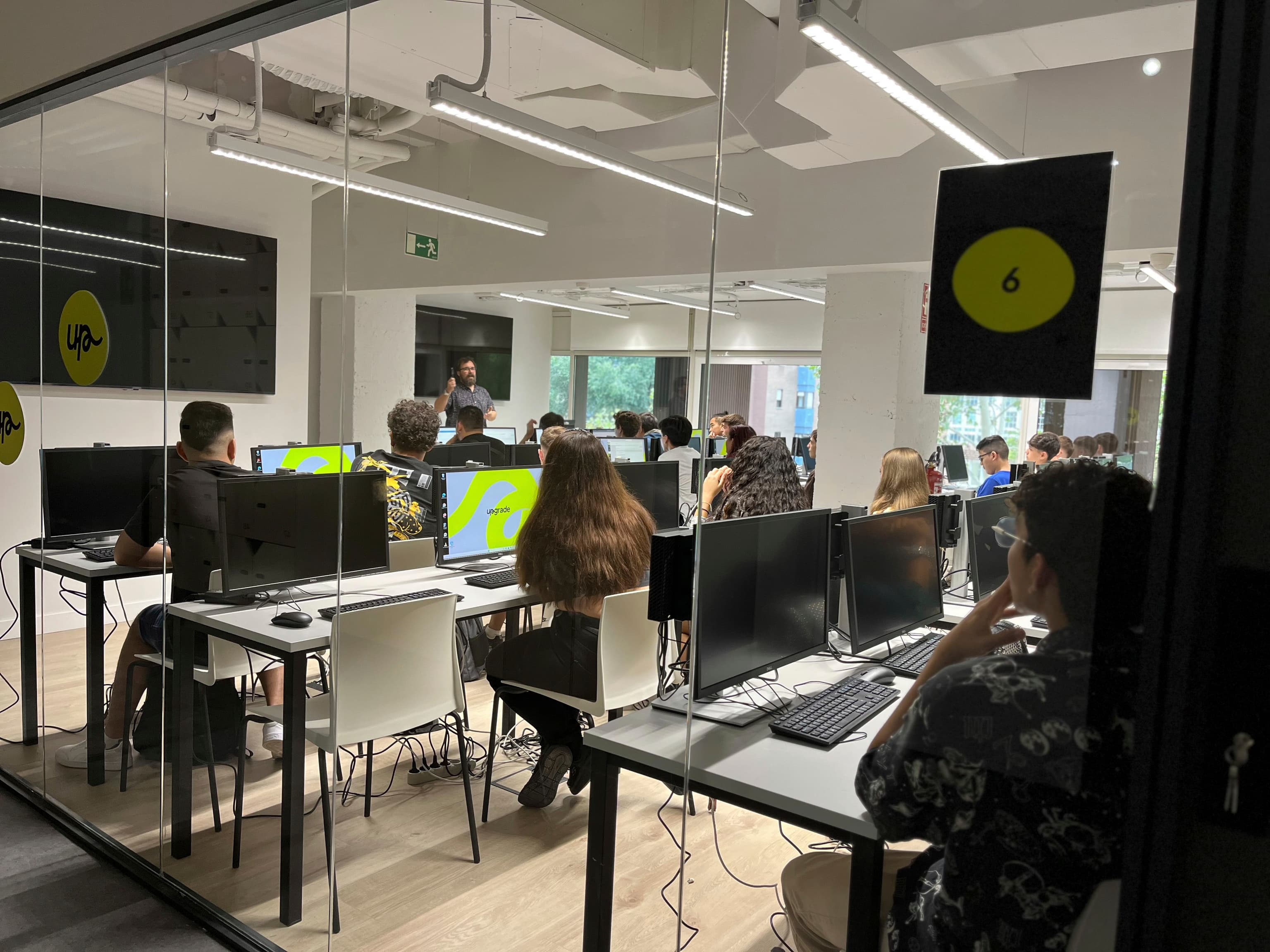 Estudiantes en Upgrade Hub